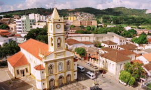 Prefeitura de Cláudio-MG abre 152 vagas para todos os níveis de ensino! Inicial de até R$ 5,3 mil!