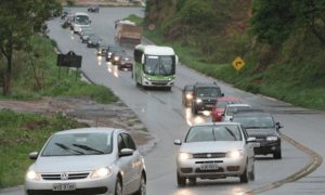 Sancionada Lei que obriga o uso de farol baixo em rodovias durante o dia. Atualize seu material de estudo!