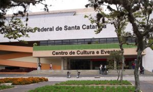 Concurso Universidade Federal (UFSC) oferece 148 vagas para todos os níveis! Inicial de até R$ 4,1 mil!