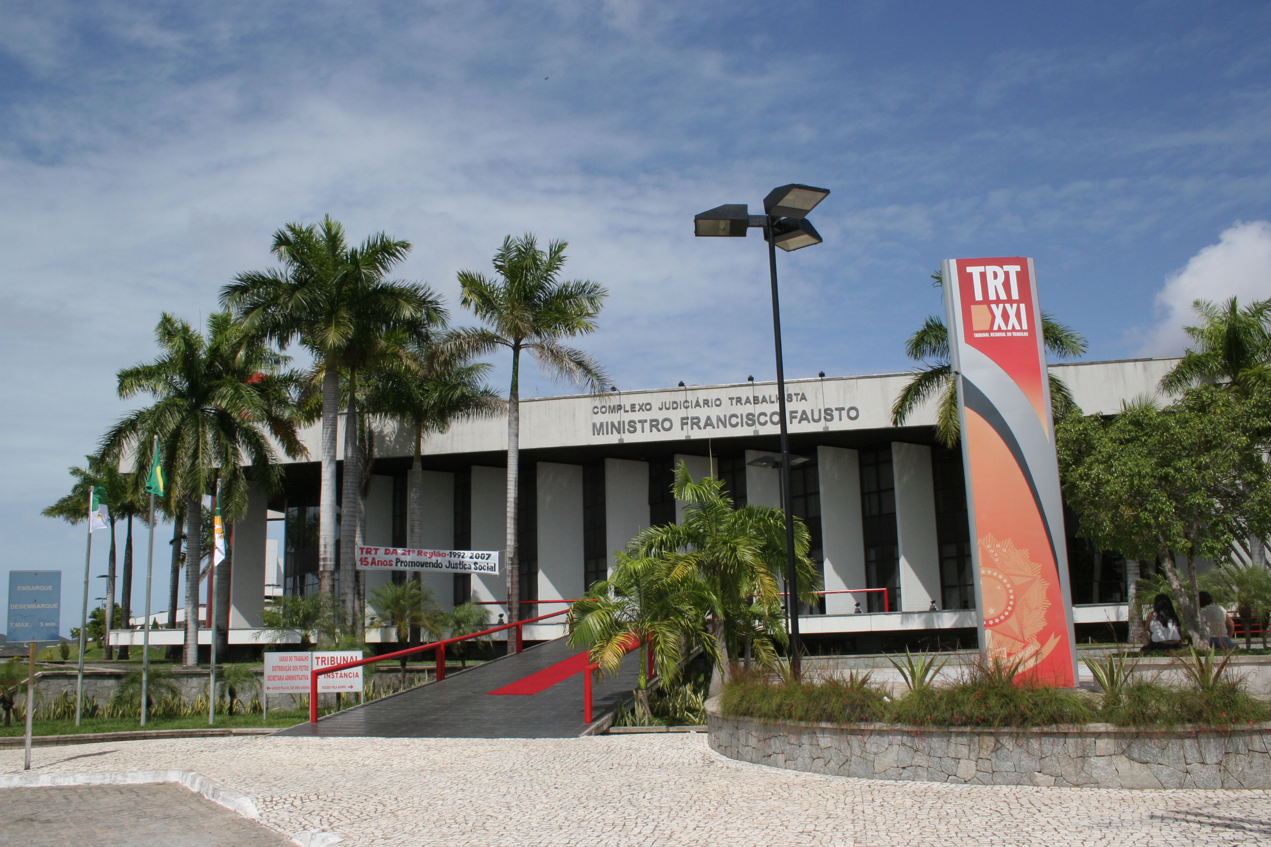 Imagem com a fachada do Tribunal. Concurso TRT RN paga inicial de R$ 7 mil.