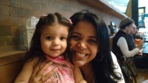 A aprovada Camila Passoli e a filha de dois anos
