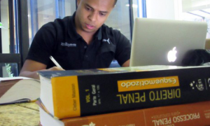 Ex-menino de rua que morava em armário de aeroporto passa em 5 concursos públicos importantes