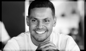 O riso, o sorriso e a língua. Por: Elias Santana