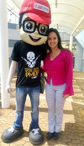 Jéssica ao lado do mascote do Gran Cursos Online no aulão presencial da PM MG