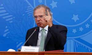 Paulo Guedes volta a atacar servidores públicos: “saqueadores”