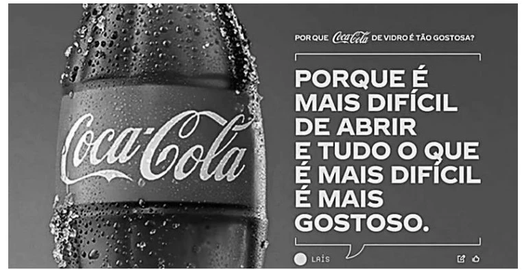 Imagem em preto e branco de uma garrafa de Coca-Cola com gotas de água, ao lado de texto promocional: “PORQUE é mais difícil de abrir e tudo o que é mais difícil é mais gostoso”.
