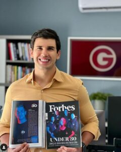 A imagem mostra Gabriel segurando a edição da Forbes Under 30 em que ele foi um dos indicados.