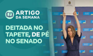 Deitada no tapete, de pé no Senado