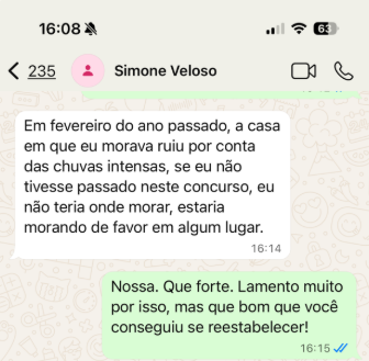 Print de uma conversa onde Simone diz que a casa em que morava, ruiu devido à chuvas intensas e que se não fosse pela aprovação no concurso, não teria onde morar.