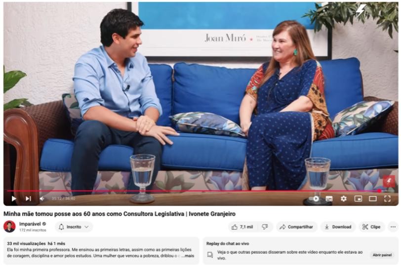 Captura de tela de um vídeo no YouTube mostrando um homem e uma mulher sentados no sofá, conversando em um cenário de entrevista