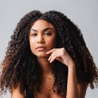 Maria L. aprovada aos 22 anos no Concurso UNIR para Analista de TI